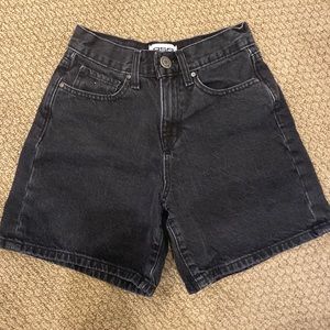 Super cute black mid waisted shorts
